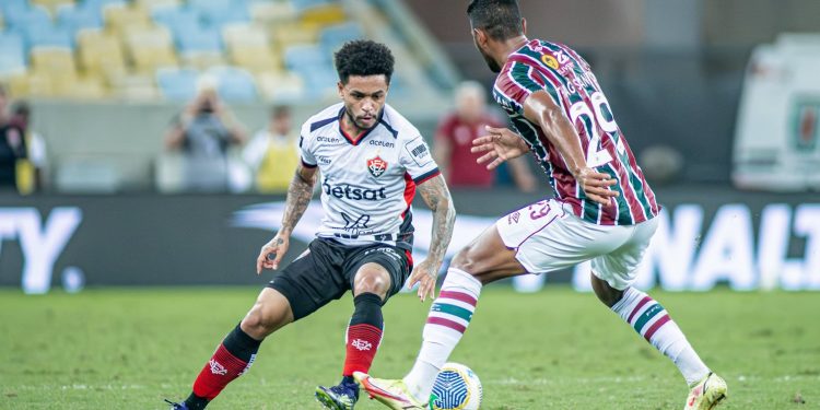 Janderson marca no fim da partida e Vitória bate o Fluminense no Maracanã