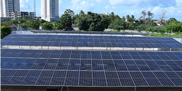 Promotoria de Feira de Santana ganha usina de energia solar e se torna autossustentável