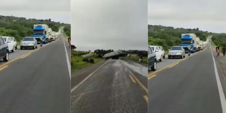Pista é liberada após caminhão-tanque derramar diesel na BR-324