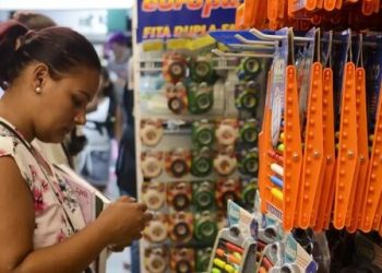 Varejo puxa a economia com a quarta alta consecutiva do ano