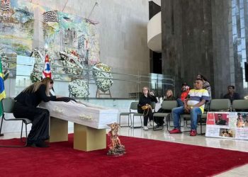 Nahim quis velório com caixão no chão, bermuda e camisa do Corinthians 