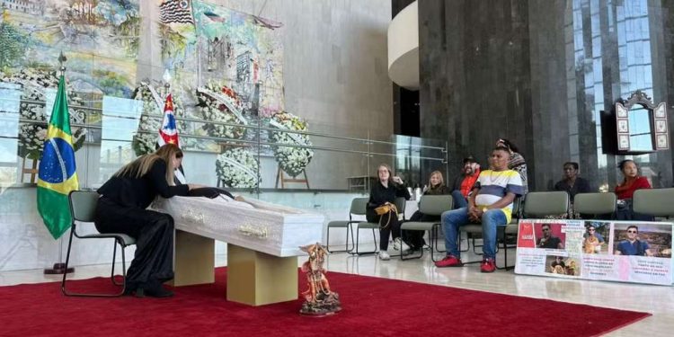 Nahim quis velório com caixão no chão, bermuda e camisa do Corinthians