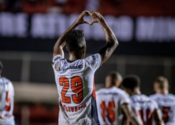 Vitória goleira o Atlético-MG e deixa a zona de rebaixamento