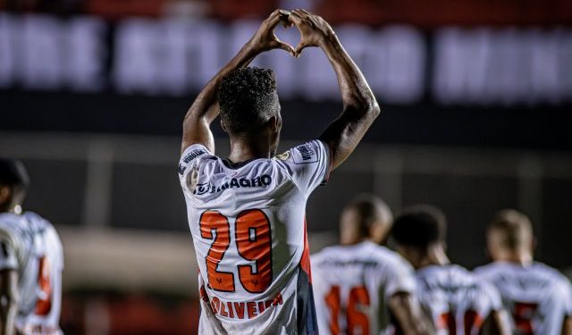 Vitória goleira o Atlético-MG e deixa a zona de rebaixamento