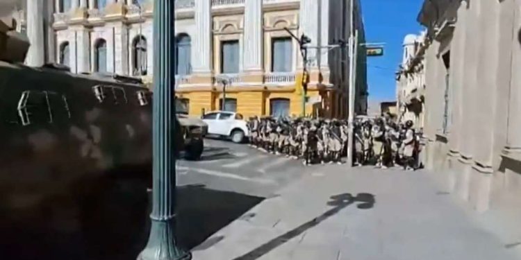 Militares tentam dar golpe de Estado na Bolívia e invadem palácio presidencial