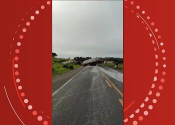Trecho da BR-324 é interditado após caminhão-tanque derramar diesel na pista; engarrafamento é de 10 km nos dois sentidos