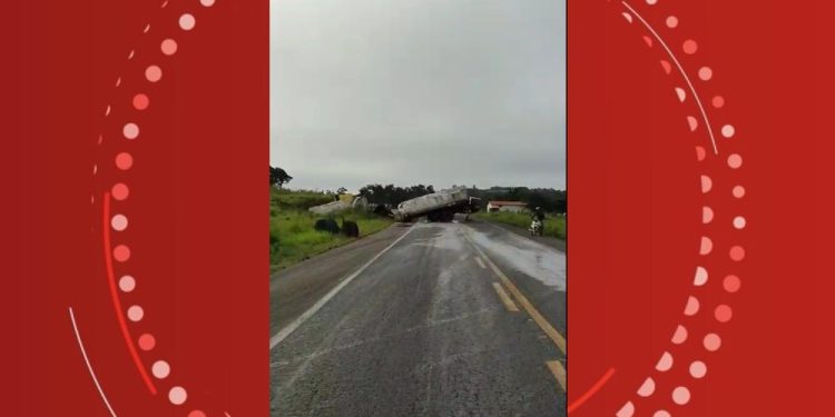 Trecho da BR-324 é interditado após caminhão-tanque derramar diesel na pista; engarrafamento é de 10 km nos dois sentidos