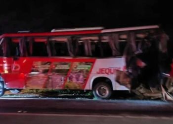 Ao menos 16 ficam feridos em acidente com ônibus que transportava pacientes para Salvador