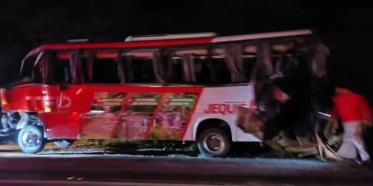 Ao menos 16 ficam feridos em acidente com ônibus que transportava pacientes para Salvador