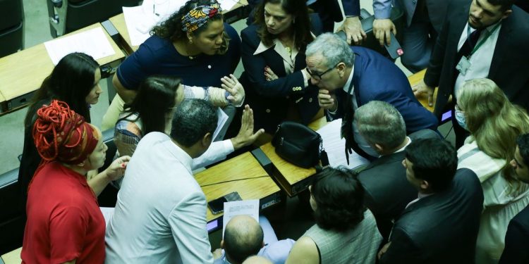 Câmara aprova PEC que perdoa multas e cotas raciais de partidos