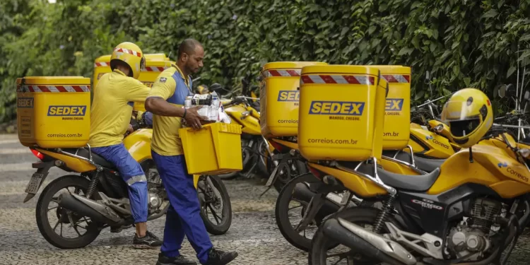 Correios anunciam PDV e concurso para contratar 3,2 mil carteiros