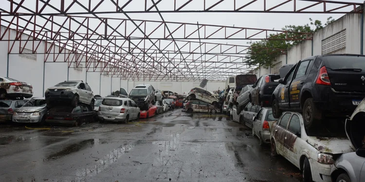 Prefeitura de Feira deflagra operação em pátio com carcaças de veículos abandonados