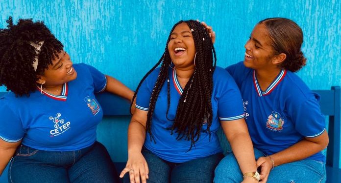 Estudantes baianas utilizam folha da goiabeira e óleo de coco para cria tônico capilar