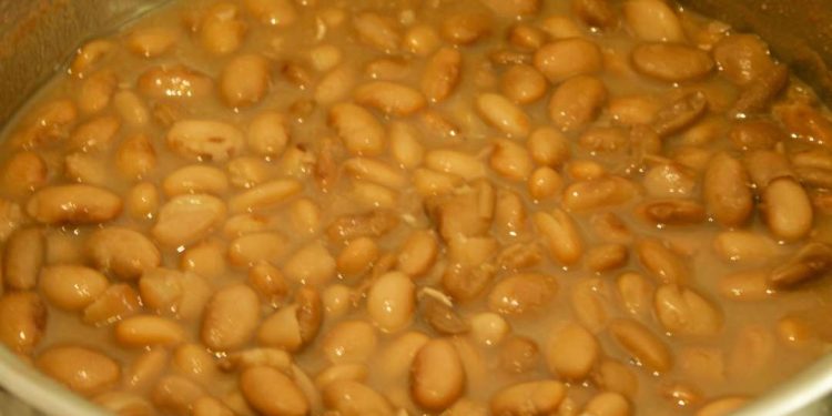 Mulher morre e homem passa mal após comerem feijão envenenado na Bahia