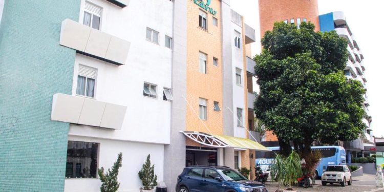 Hotel Acalanto Inaugura Estação de Recarga para Veículos Elétricos em Parceria com Eletricarr