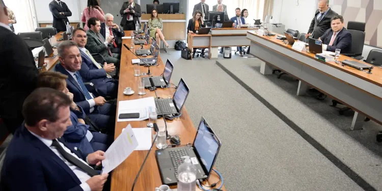 PEC que anistia partidos só deve ser votada em agosto no Senado