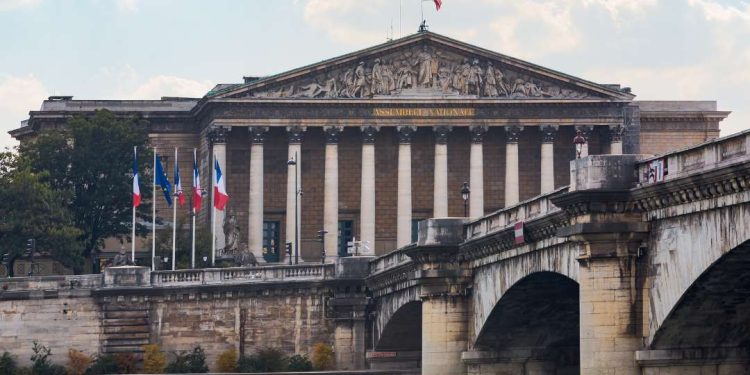 Franceses decidem neste domingo se extrema direita chegará ao poder
