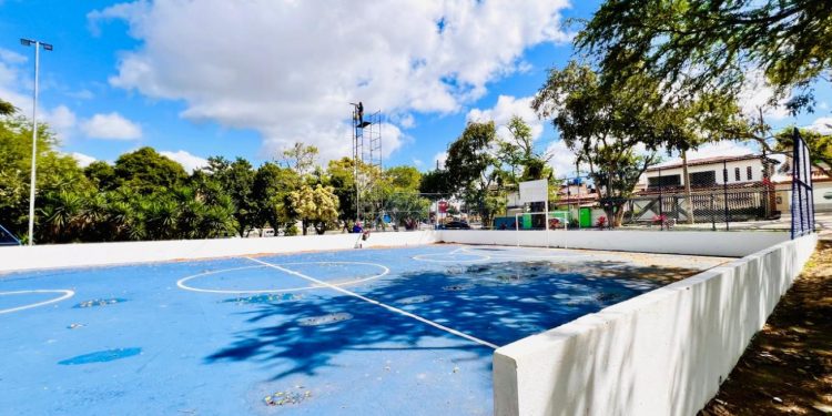 Prefeitura de Feira revitaliza quadra poliesportiva do Milton Gomes