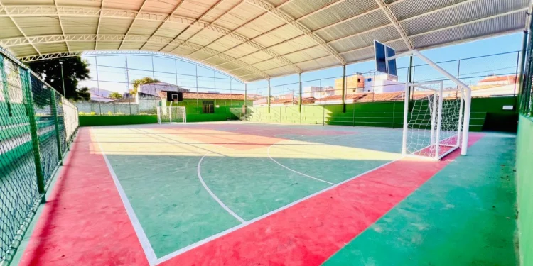 Prefeitura de Feira reforma a quadra poliesportiva do Feira X