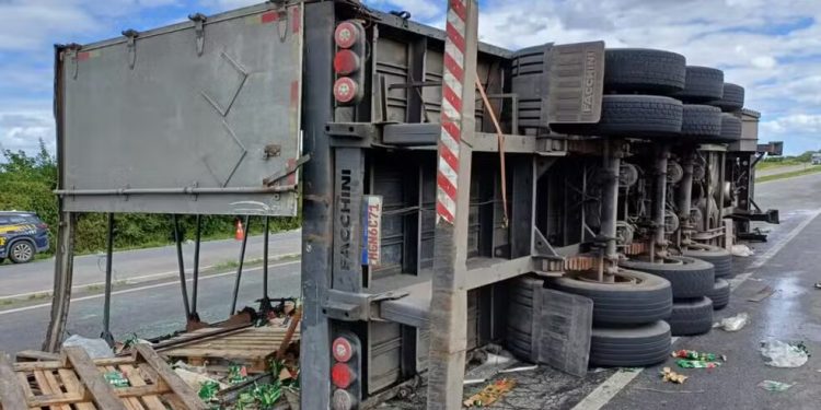 Homem morre após sofrer mal súbito enquanto saqueava carga de cerveja no interior da Bahia