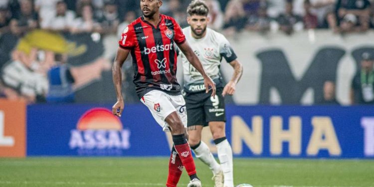 Vitória sofre gol no último minuto, perde para o Corinthians, mas segue fora do Z-4