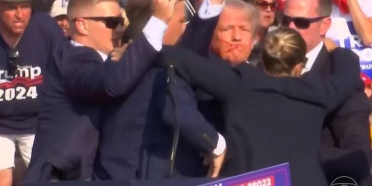 Trump é retirado de comício ferido após disparos de tiros