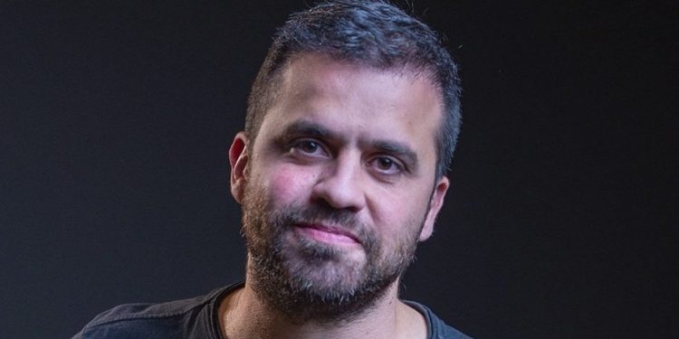 Após liminar para derrubar perfis, Marçal abre live e fala em perseguição