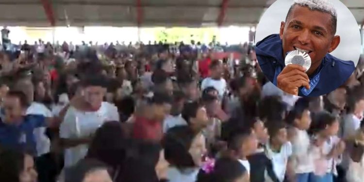 Na cidade de Isaquias Queiroz, crianças assistem à prova de canoagem em telão e vão à loucura com medalha do baiano