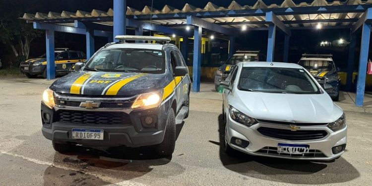 PRF realiza apreensões de mercadorias sem nota, drogas e veículo clonado em Feira de Santana