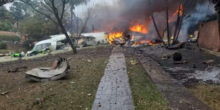 Avião com 62 pessoas a bordo cai em Vinhedo, no interior de SP