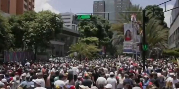 Oposição e apoiadores de Maduro fazem manifestações na Venezuela