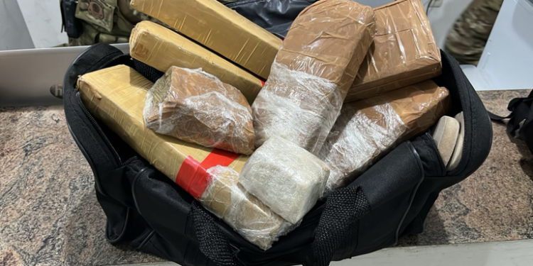 PRF apreende 5,1 kg de maconha e prende jovem em ônibus interestadual em Feira de Santana