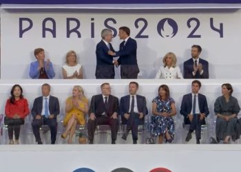 Paris entrega bastão para Los Angeles 2028 no encerramento dos Jogos