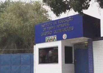 Diretora é afastada de escola que proibiu aluno com autismo de levar lanche em Feira de Santana