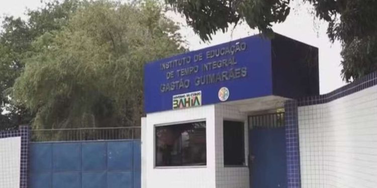 Diretora é afastada de escola que proibiu aluno com autismo de levar lanche em Feira de Santana