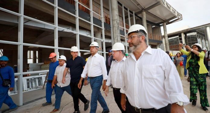 Jerônimo Rodrigues visita obras do novo Centro de Convenções em Feira de Santana