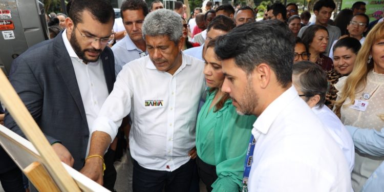 Governador entrega pavimentações em distritos e autoriza licitação para ampliar o HGCA