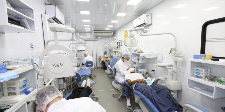 Odontomóvel leva saúde bucal às escolas estaduais de Feira de Santana
