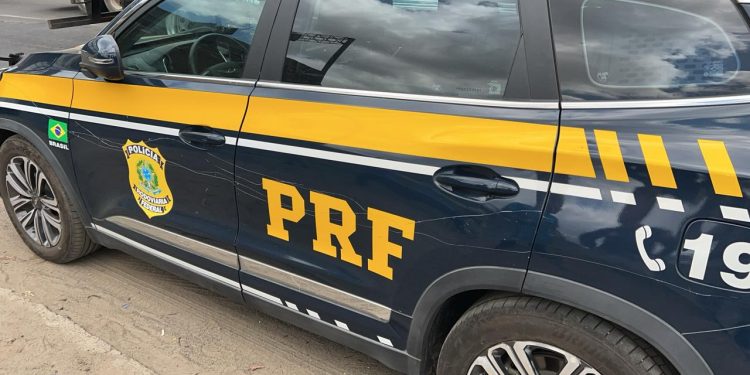 Suspeitos de danificar viatura da PRF são identificados pela Polícia Civil em Feira de Santana