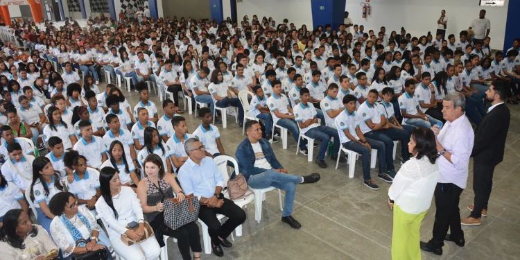 500 estudantes ingressos do programa Jovem Aprendiz Feirense são recepcionados