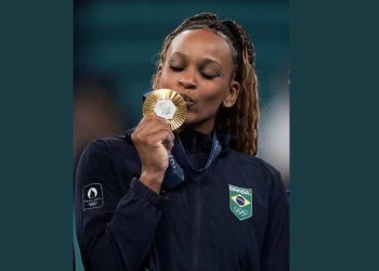 Rebeca é ouro no solo e vira maior medalhista olímpica do Brasil