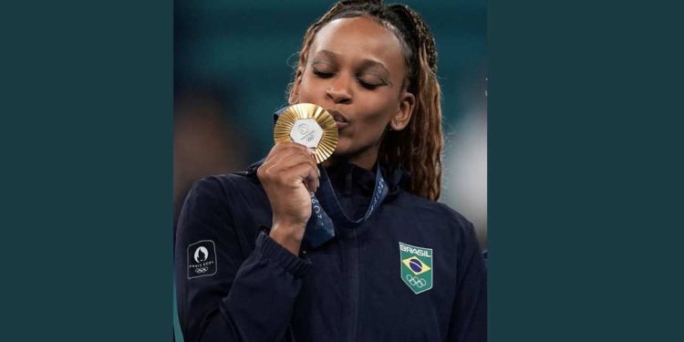 Rebeca é ouro no solo e vira maior medalhista olímpica do Brasil