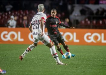 Vitória perde para o São Paulo e se mantém na zona de rebaixamento