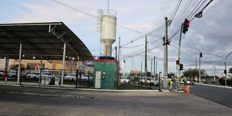 Feira: semáforo instalado na avenida Noide Cerqueira vai facilitar entrada dos ônibus no terminal