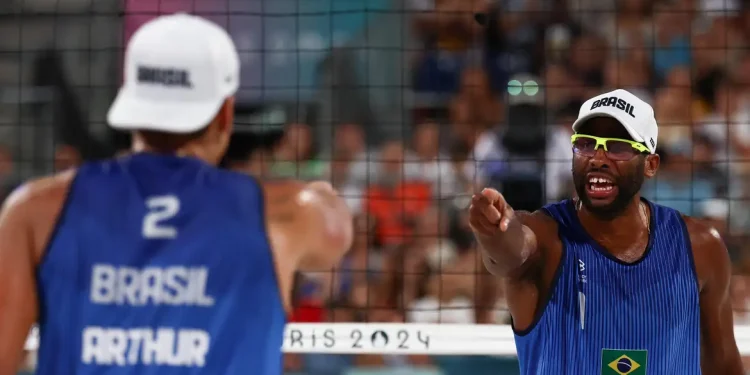 Evandro e Arthur Lanci avançam para quartas do vôlei de praia