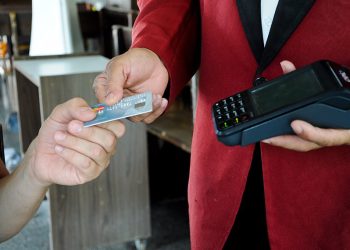 TST derruba retenção ilegal de gorjetas em acordo coletivo