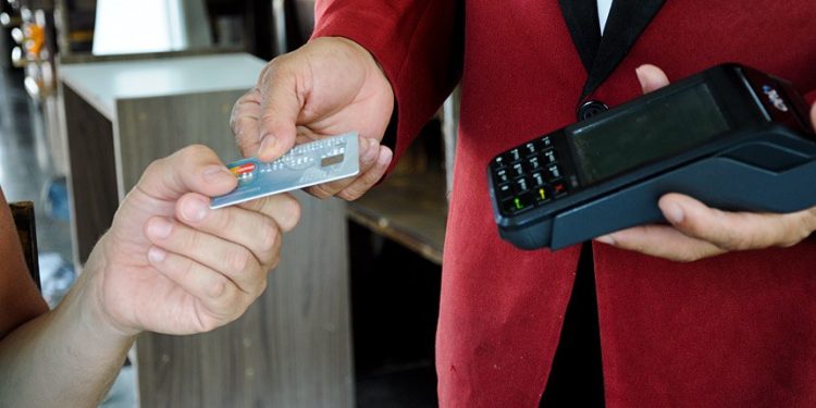 TST derruba retenção ilegal de gorjetas em acordo coletivo