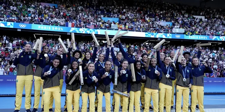 Brasil é prata no futebol feminino após revés contra EUA na final