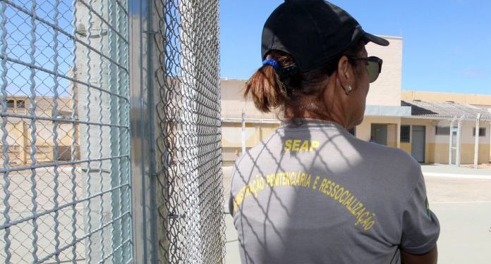 Mais de 39 mil pessoas disputam vagas em concurso para agente penitenciário, neste domingo (15)