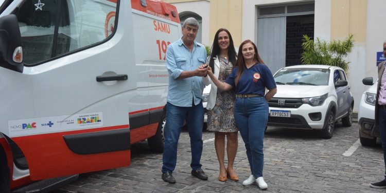 Prefeito Colbert Martins entrega nova ambulância de suporte avançado do SAMU